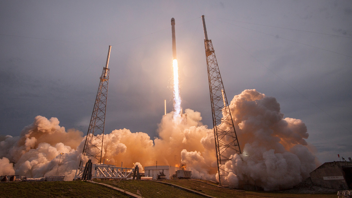 Pod koniec 2018 roku prywatna firma kosmiczna SpaceX wyśle w podróż dookoła Księżyca parę kosmicznych turystów - poinformował w poniedziałek na konferencji prasowej założyciel i szef SpaceX Elon Musk.