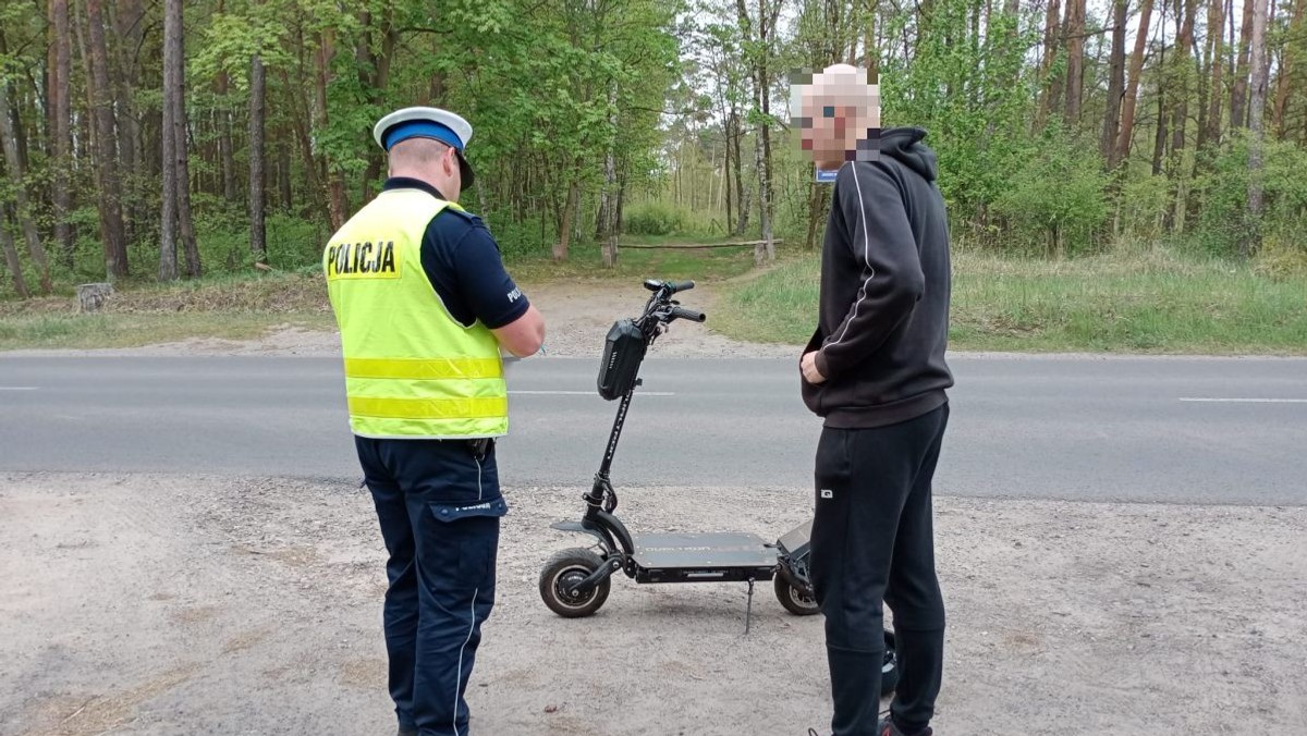 Grudziądz. Pędził po ulicy na hulajnodze. 21-latka zatrzymali policjanci