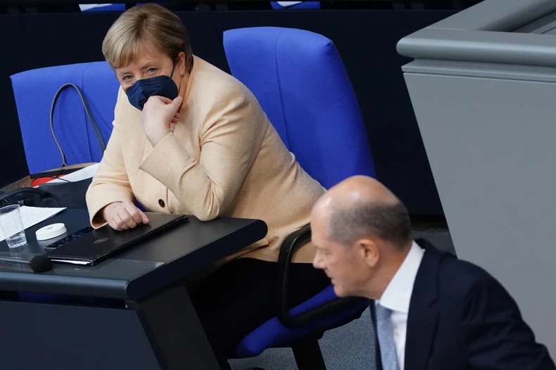 Olaf Šolc i Angela Merkel tokom sednice parlamenta