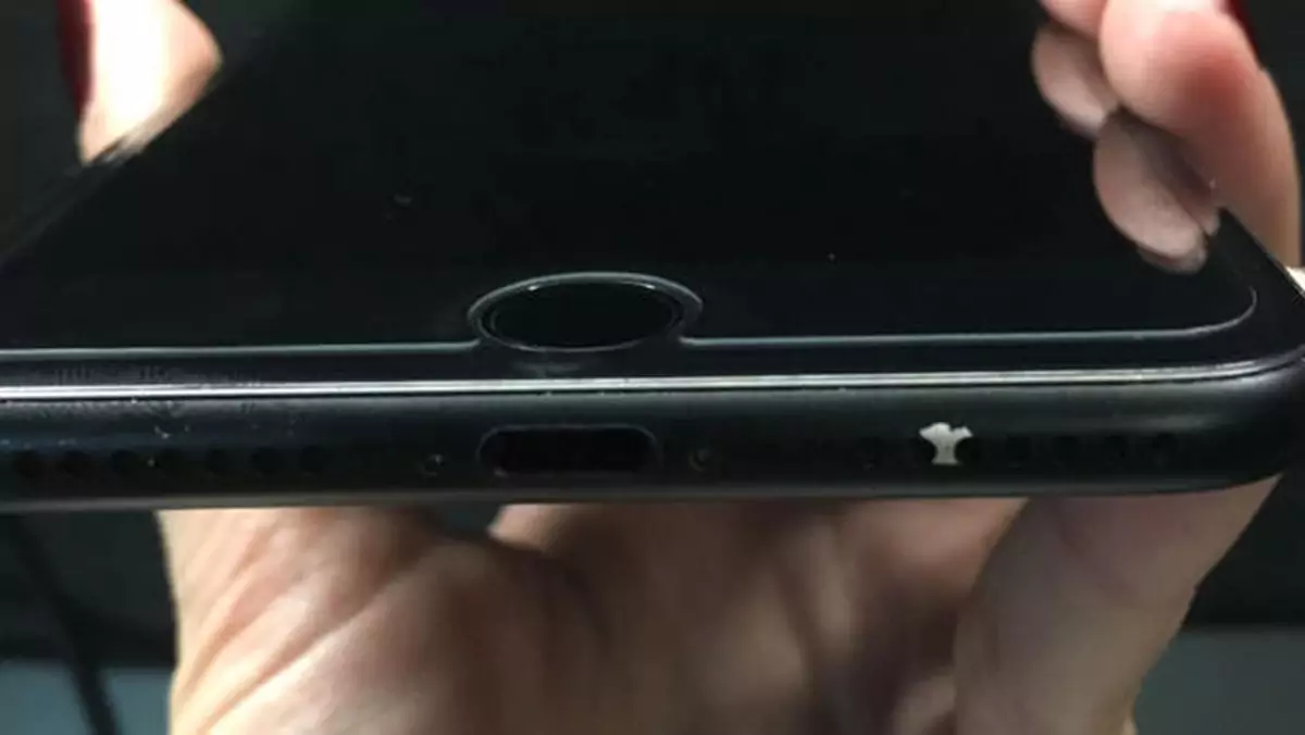 iPhone 7 w czarnym macie: użytkownicy skarżą się na odchodzącą farbę