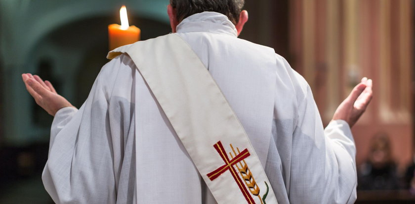 Dwaj księża przyłapani na ohydnym procederze. Oferowali to obcemu mężczyźnie