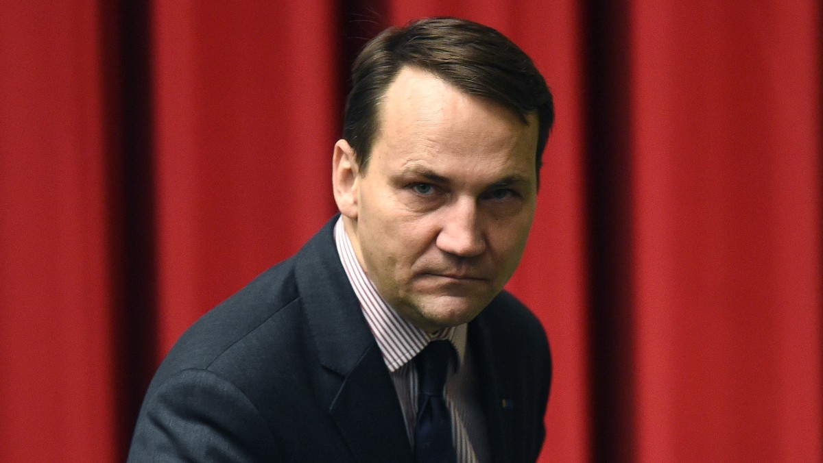 Marszałek Sejmu Radosław Sikorski zwrócił się do trzech posłów PiS o przekazanie do 12 listopada szczegółowych informacji na temat ich pobytu w Madrycie oraz środków publicznych wydanych w związku z tym wyjazdem - poinformowała w piątek Kancelaria Sejmu.