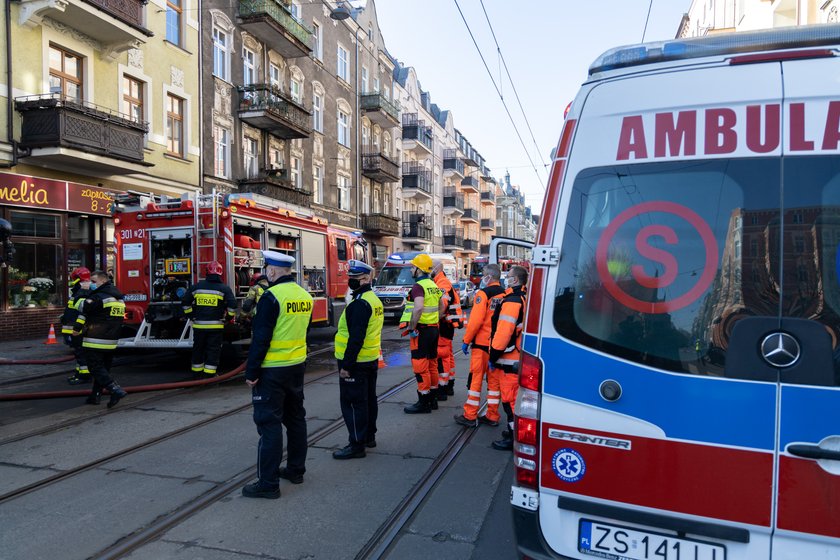 Dramatyczna akcja strażaków w centrum miasta. Helikopter lądował w parku