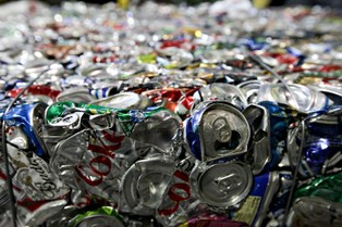 Branża krytykuje kaucję na puszki. "To 600 mln zł strat dla sortowni odpadów"