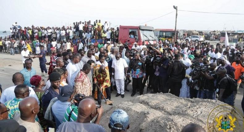 Akufo Addo cuts sod for James Town fishing harbour