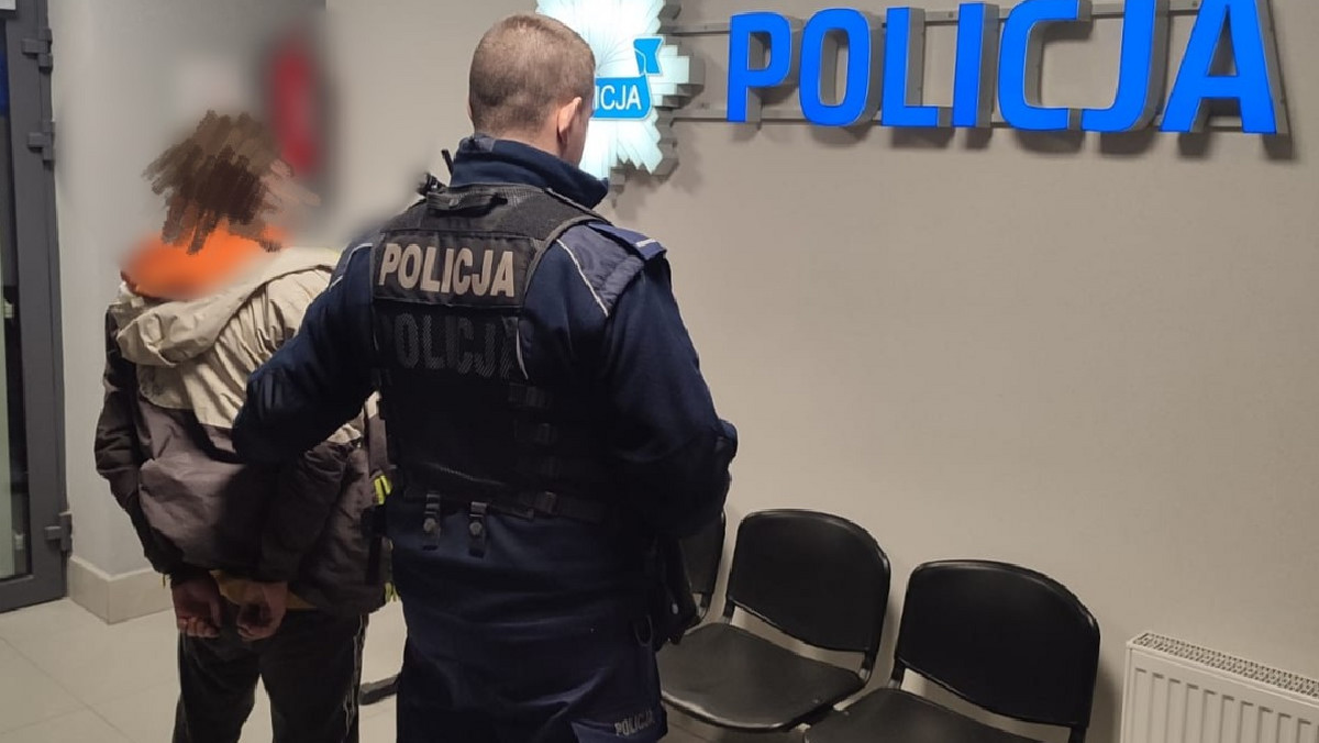 Podpalił swojego brata. Policjanci uratowali kobietę z płonącego budynku