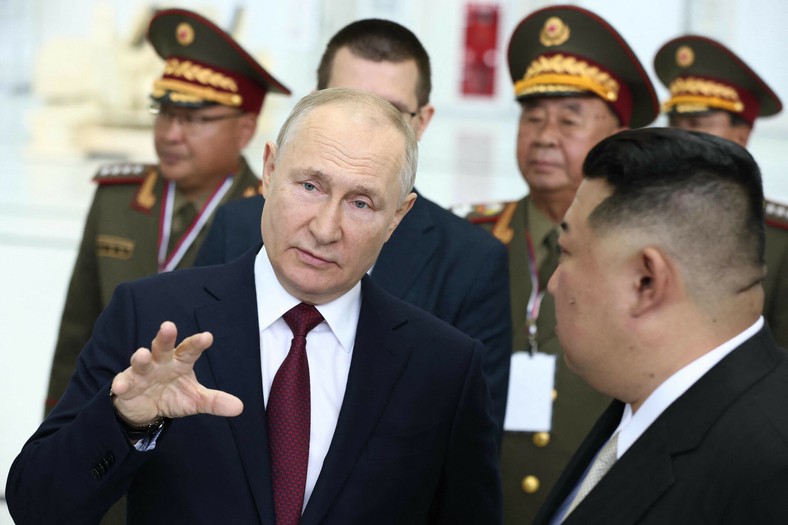 Władimir Putin i Kim Dzong Un na terenie kosmodromu Wostocznyj, Rosja, 13 września 2023 r.