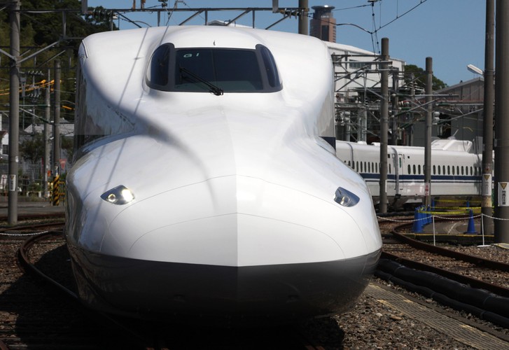 To właśnie w Kraju Kwitnącej Wiśni zapoczątkowany został rozwój kolei dużych prędkości. Pierwszy pociąg-pocisk pomknął przed olimpiadą w 1964 roku po torach łączących Tokio i Osakę ze średnią prędkością 256 km/h.