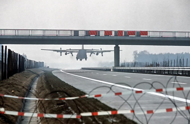 Lockheed C-130 Hercules ląduje na niemieckiej autostradzie A29 podczas ćwiczeń NATO