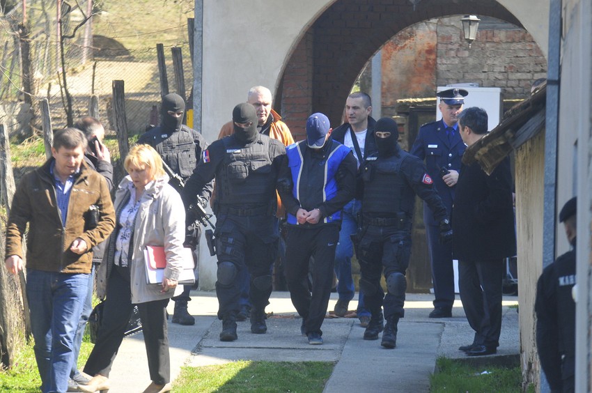 Policija privodi osumnjičenog snajperistu u Petrovaradinu