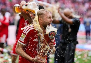 Tradicionalna proslava titule prvaka u Nemačkoj - šampioni se polivaju pivom | Foto: RONALD WITTEK/EPA/Shutterstock
