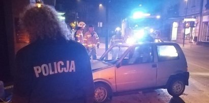 Kierowca był totalnie pijany! Brawurowa jazda samochodem cinquecento zakończona na ścianie kamienicy w Radomsku