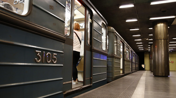 Az M3-as metró helyett a Deák Ferenc tér és a Nagyvárad tér között pótlóbusz közlekedik járműhiba miatt /Fotó: Fuszek Gábor