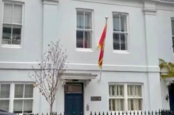 HAOS U CENTRU LONDONA ZBOG CRNOGORSKE ZASTAVE Ambasada Crne Gore se preselila u porodičnu kuću u Vestminsteru, izazvali bes komšija