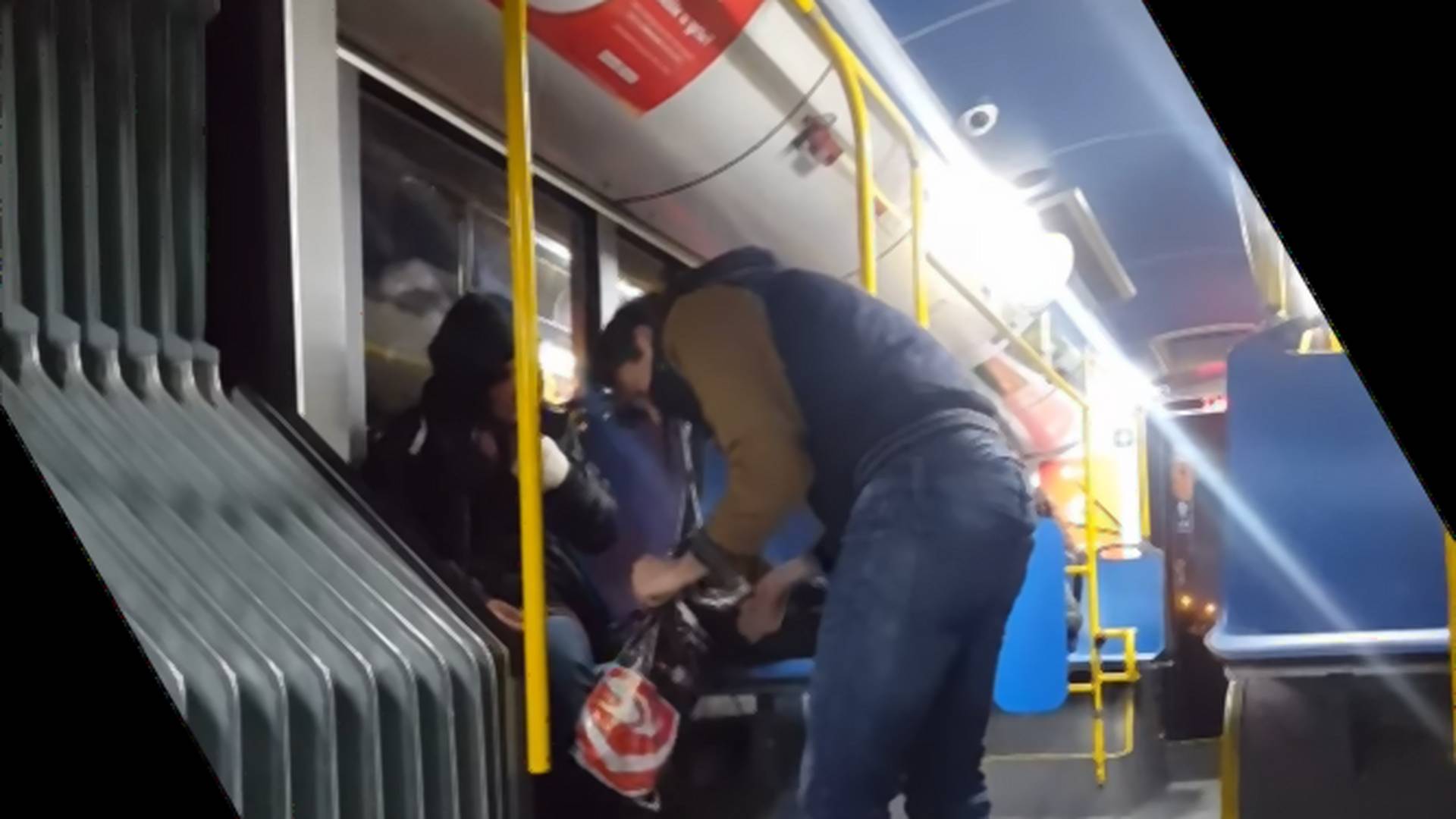 BRAVO! Kupio patike ženi koja peva i prosi u GSP autobusima