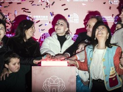 Twarz anioła! Córka Johnny'ego Deppa na inaguracji sezonu świątecznego w Paryżu. FOTO