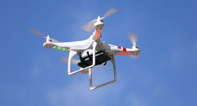 To znowu się stało! Dron niebezpiecznie blisko lądującego samolotu