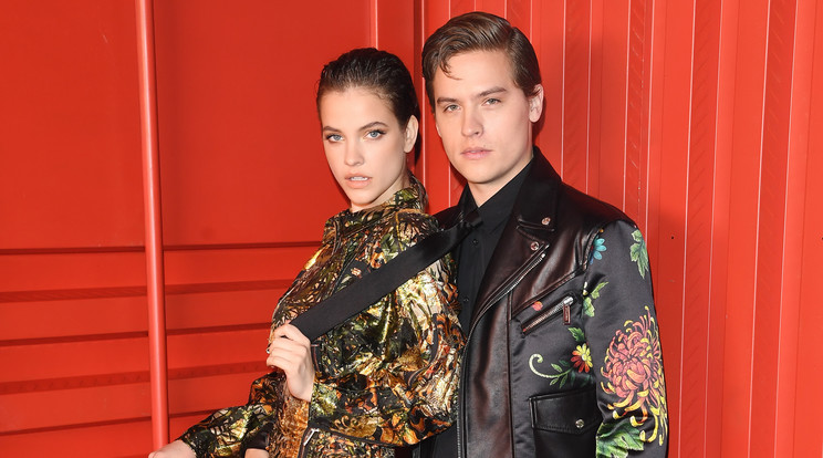 A milánói divathéten Palvin Barbara megragadta párja, Dylan Sprouse nyakkendőjét / Fotó: Getty Images