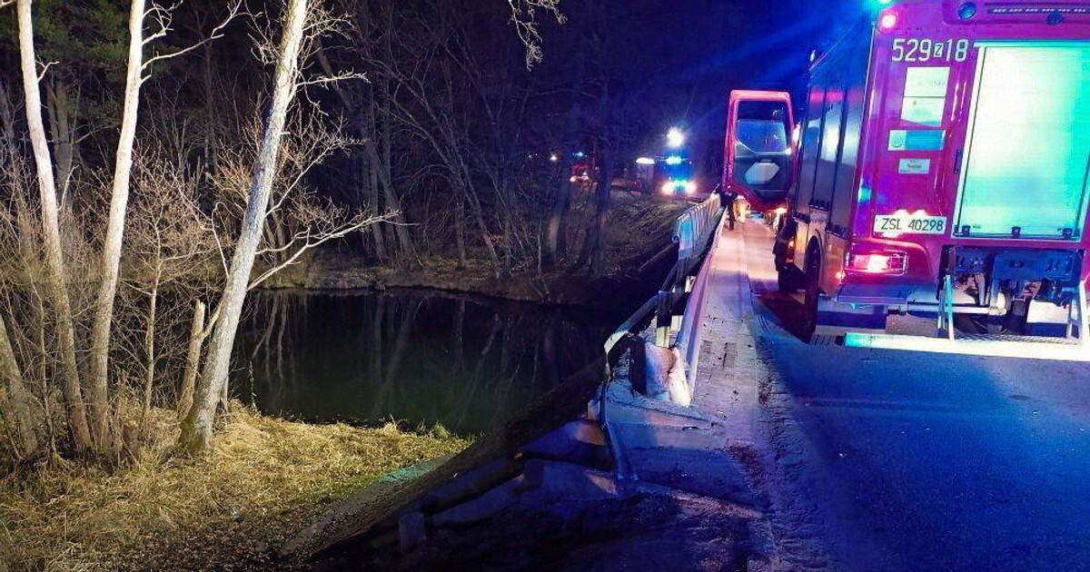 Tragedia w Kępicach: samochód wpadł do rzeki, jeden zginął
