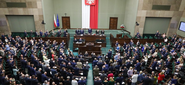 Parlamentarzyści toną w długach. Rekordziści spłacają miliony