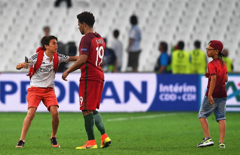 Portugalczycy nie potrafili usiedzieć na miejscu. Wbiegli na boisko. Na szczęście nie... nago