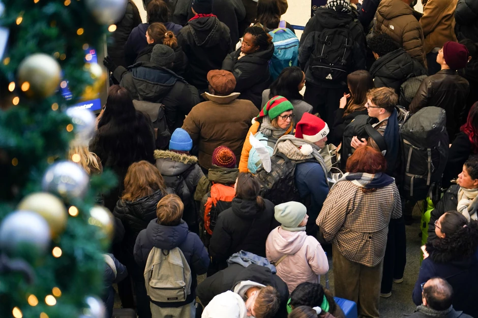 Putnici čekaju Evrostar voz na stanici Sent Pankras u Londonu 30. decembra