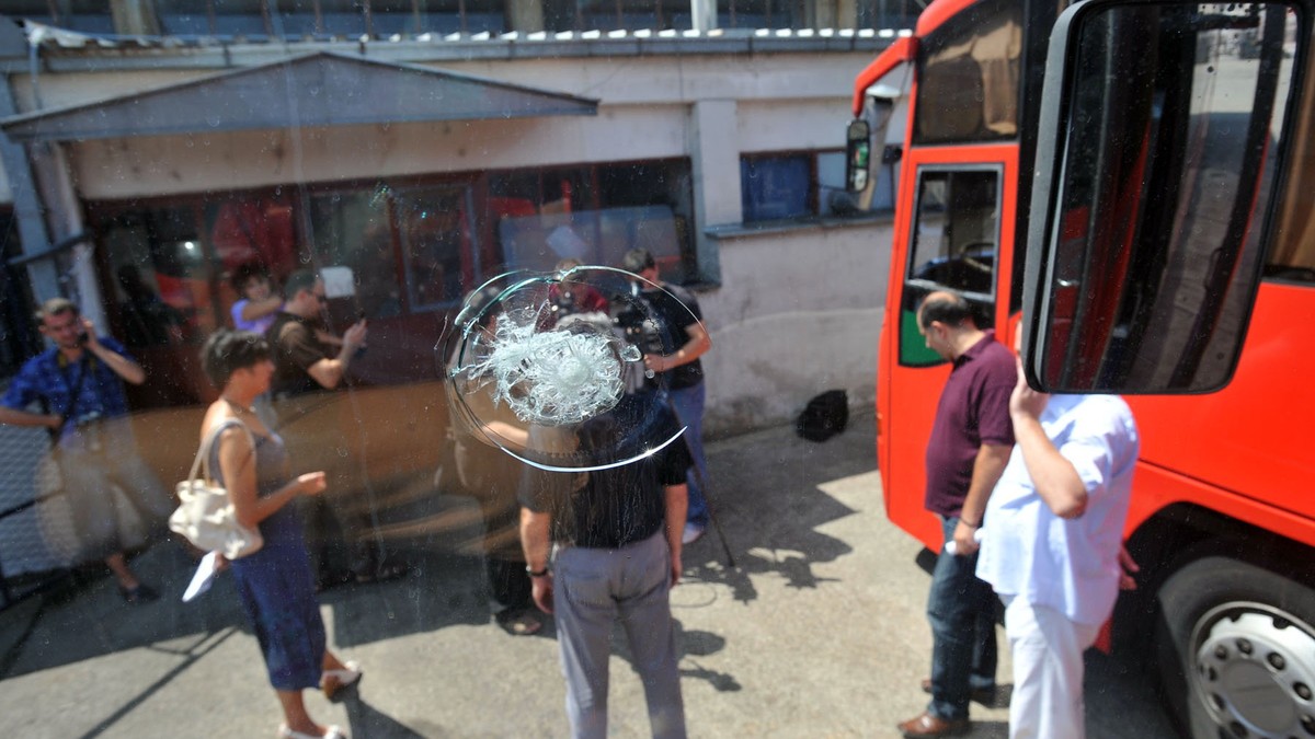66316_1004-osteceno-staklo-na-nisekspresovom-autobusu-foto-k-kamenov
