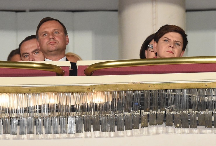 Prezydent Andrzej Duda i premier Beata Szydło podczas uroczystej premiery filmu 'Smoleńsk'