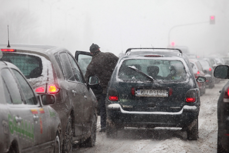 a WARSZAWA ZIMA UTRUDNIENIA W RUCHU