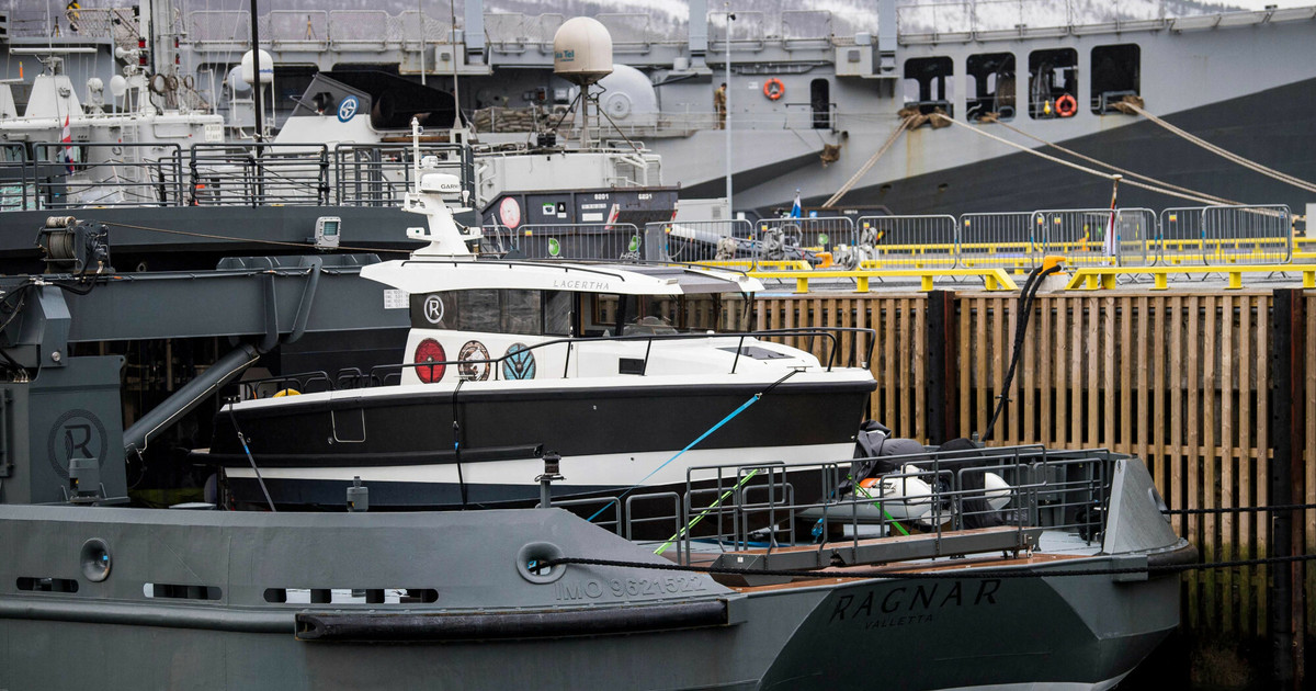 Oligarkens yacht er strandet i Norge.  Mannskapet griller og fisker