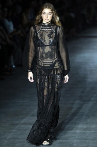 Gigi Hadid na pokazie kolekcji Alberty Ferretti