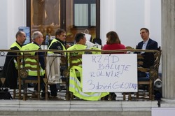 Rolnicy strajkują w Sejmie, posłowie PiS dołączają