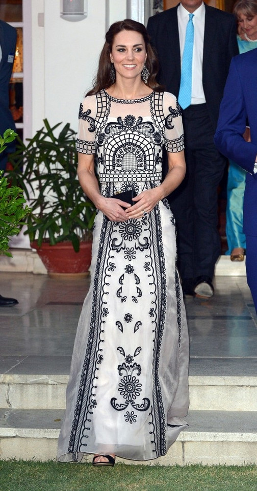 Elegancka księżna Kate świętuje w Indiach urodziny królowej Elżbiety II