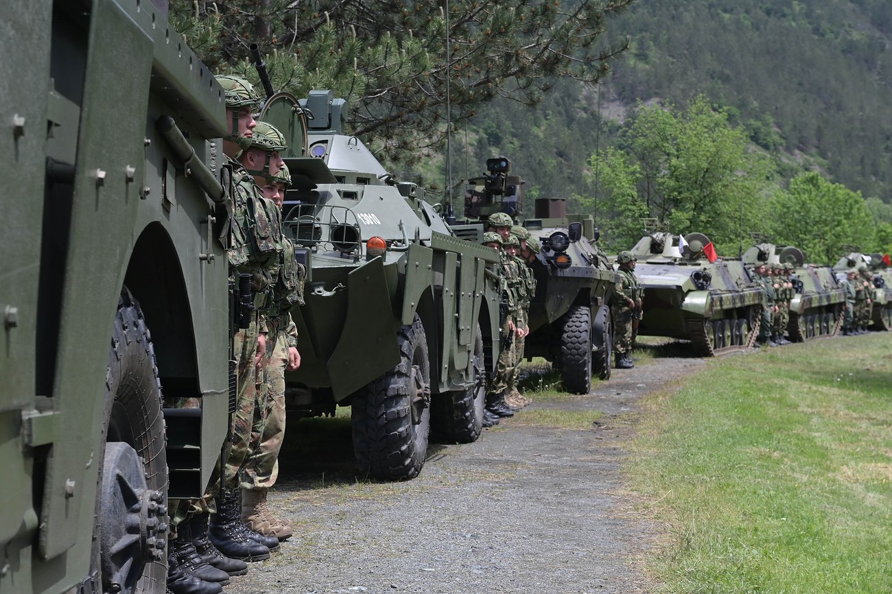 I danas snimljena kolona borbenih vozila Vojske Srbije u Blacu, Beloljinu i Kuršumliji