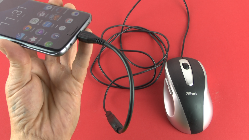 Zur Datenrettung bei einem Handy mit defektem Display eignet sich eine per USB-OTG-Kabel angeschlossene USB-Maus.