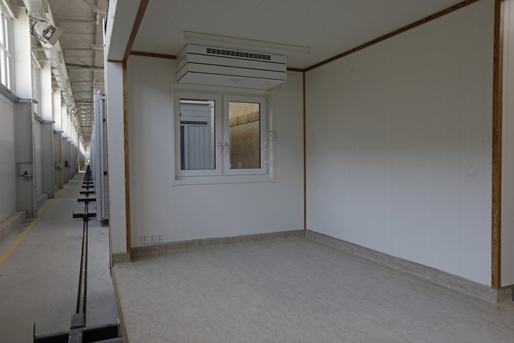 W łazience i kuchnia zamontowana armatura, na ścianach glazura, na podłodze terakota. W module wstawione są drzwi, okna. 
<br><br>
<br><br>
fot. (nlat) PAP/Artur Reszko