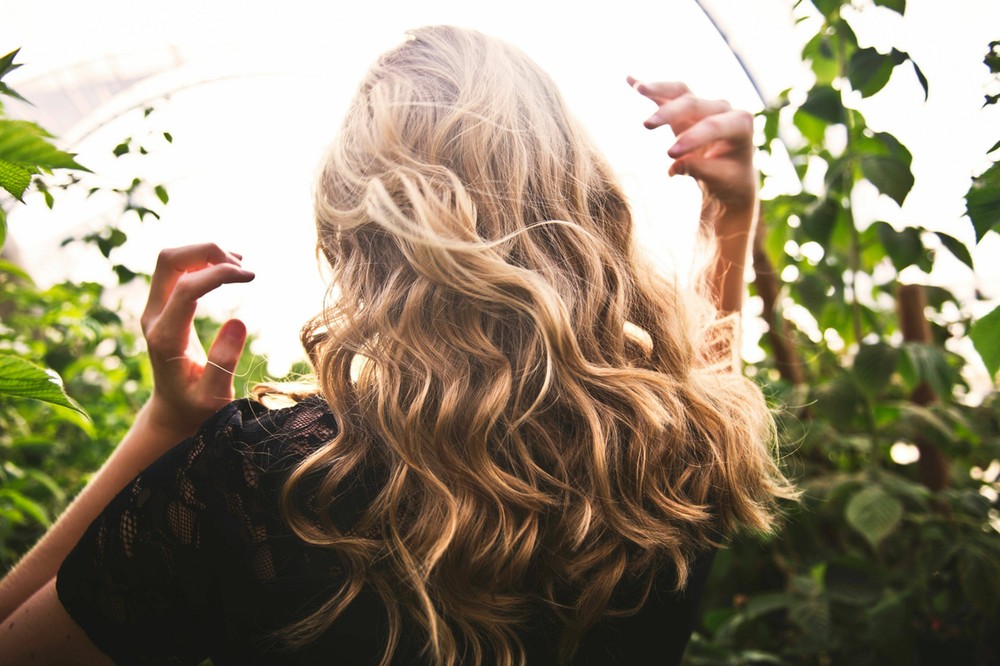 Ob man seine Haare lieber offen, oder als Pferdeschwanz trägt und sogar auf welcher Seite der Scheitel liegt, kann einiges über den Charakter verraten.