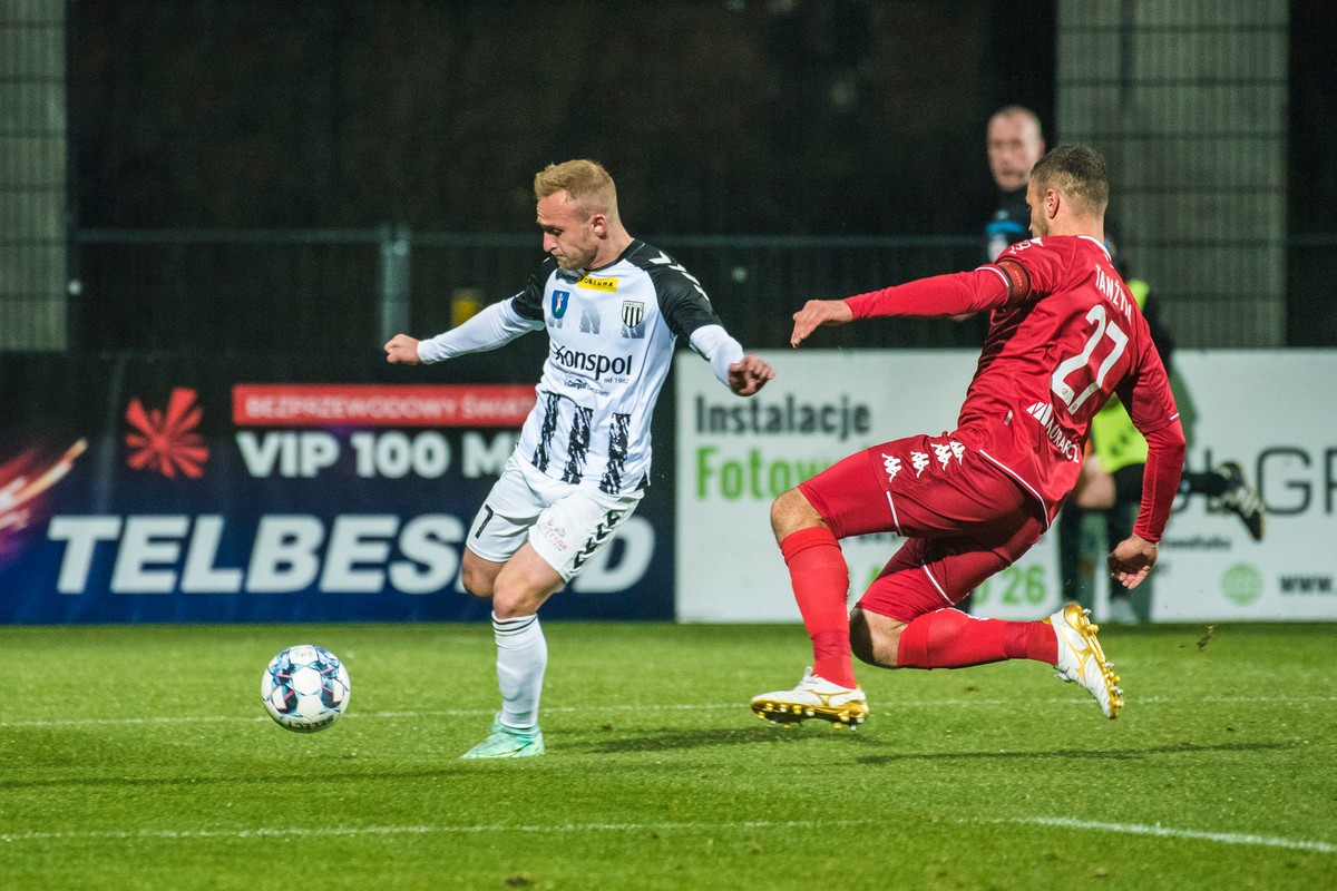 Piłkarz Sandecji Nowy Sącz Robert Janicki (L) i zawodnik Widzewa Łódź Daniel Tanżyna (P) podczas meczu 1. ligi piłkarskiej