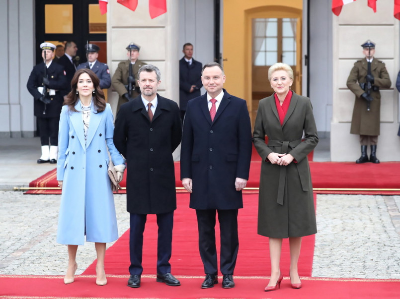 Przy podejmowaniu pary książęcej Danii przed Pałacem Prezydenckim w Warszawie obie panie występowały w płaszczach i wtedy zdecydowanie lepsze wrażenie robiła księżna. Jej stylizacja ze względu na kolory i wydawała się żywsza, delikatniejsza i bardziej nonszalancka...