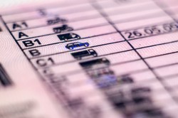 Sąd zabiera prawo jazdy na jedną kategorię, a starosta na pozostałe