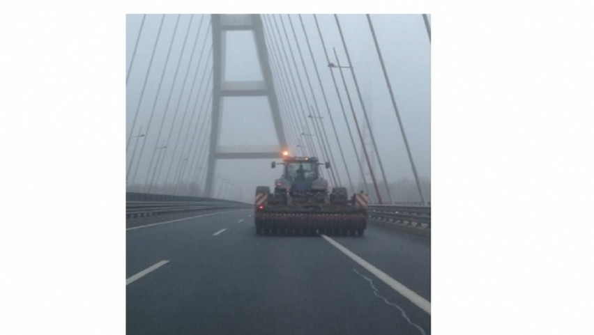 Ilyet se látni gyakran: traktorral hajtott az M8-as autópályán ez a sofőr – videó