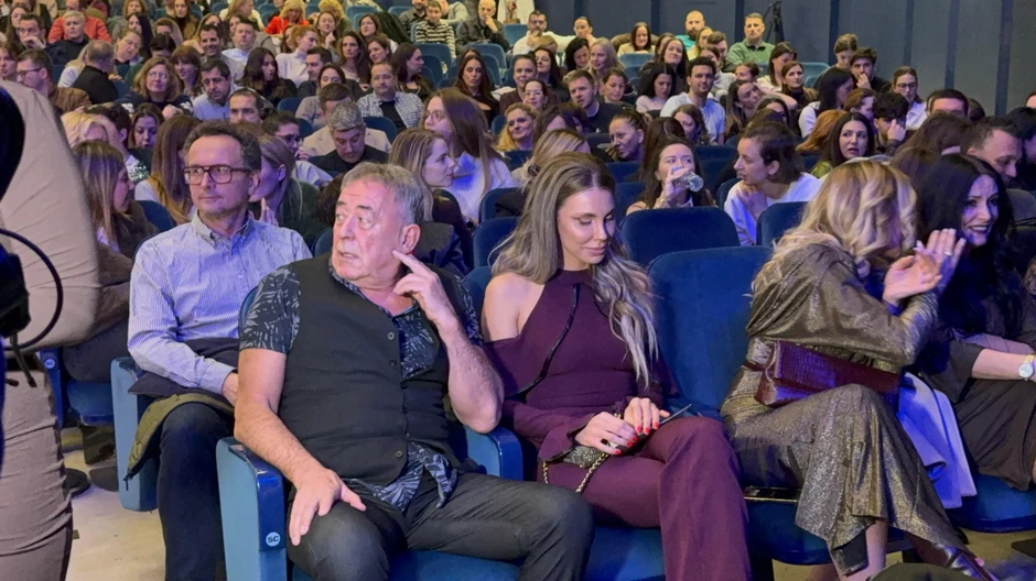 Mima Karadžić sa brinetom na koncertu Kneza u Beogradu