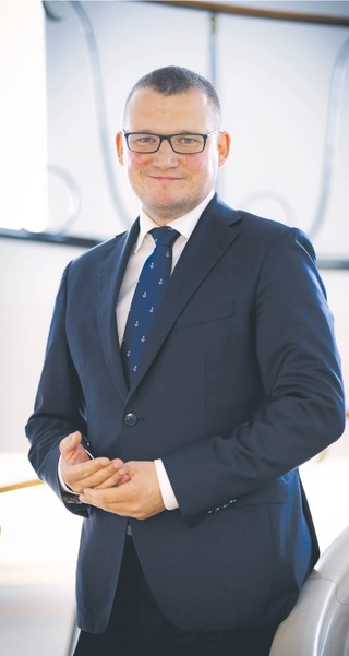 Paweł Szefernaker, poseł Prawa i Sprawiedliwości, w latach 2018–2023 wiceminister, a następnie minister spraw wewnętrznych i administracji, szef sztabu Karola Nawrockiego podczas wyborów prezydenckich w 2025 r., szef gabinetu prezydenta elekta
