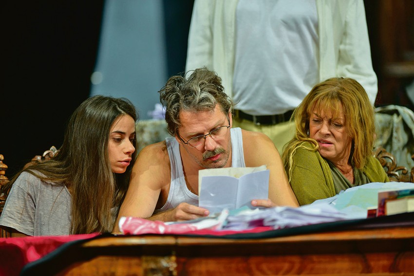 Scena iz kultne predstave "Vrat od stakla" Jugoslovenskog dramskog pozorišta