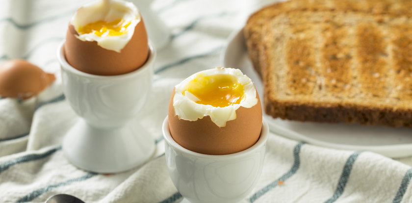 Jajko na miękko nadaje się nawet na królewskie śniadanie. Czy znasz te triki, by ugotować je perfekcyjnie? 