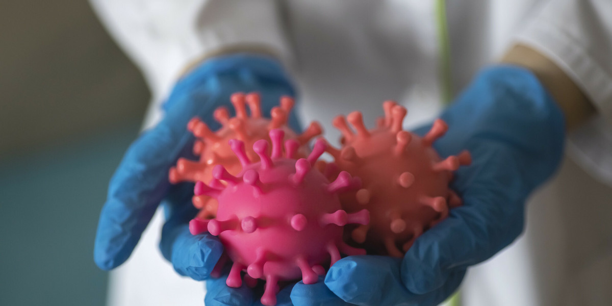 Firma SaNOtize chce wypuścić na rynek spray do nosa zabijający koronawirusa. Właśnie rozpoczęła badanie jego skuteczności.