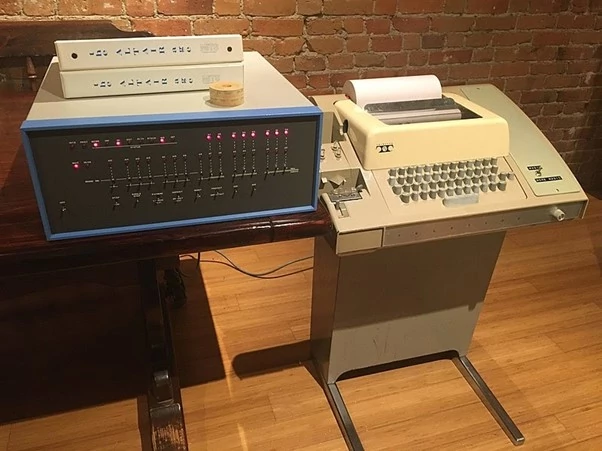 Altair 8800 połączony z dalekopisem Model 33 ASR służącym mu jako terminal