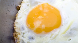 Ile kalorii mają jajka sadzone? Dietetyczka wyjaśnia