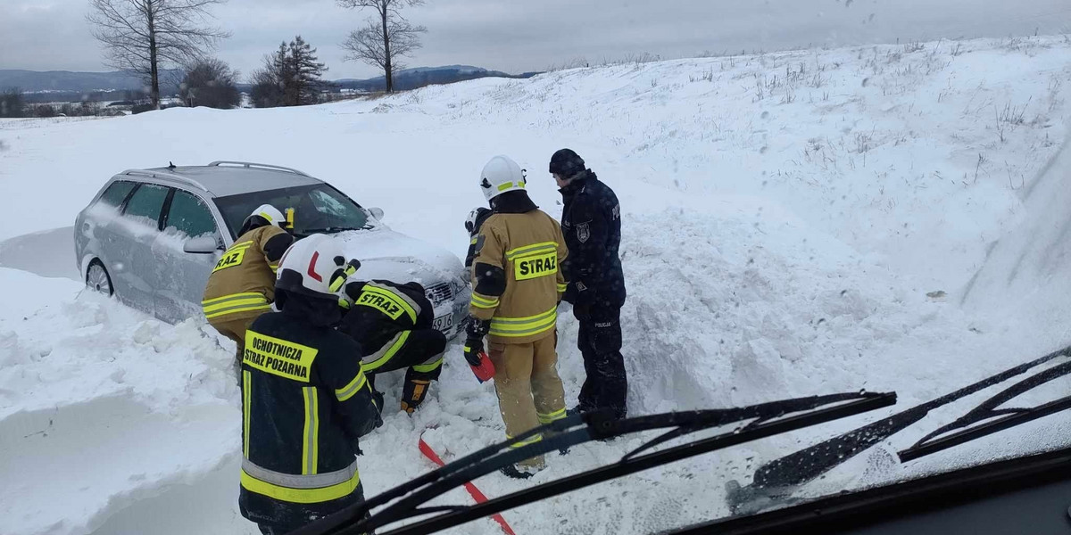 Auto zostało prawie całkowicie przysypane śniegiem.