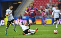 Rozdawał ciosy piłkarzom Rakowa. Mladenovic srogo ukarany. Kara też dla Ribeiro